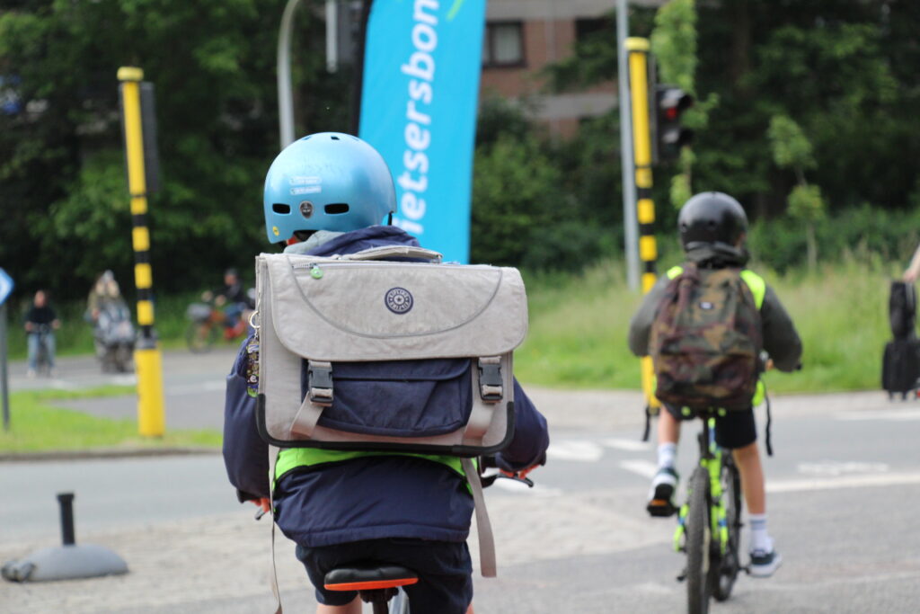 ©Tervuren+ Learning to cycle safely to school is one of the best gifts you can give to your children. 31% of people traveling to school in Flanders used a bicycle as their mode of transport. 28% went to school by car. 19% walked to school.