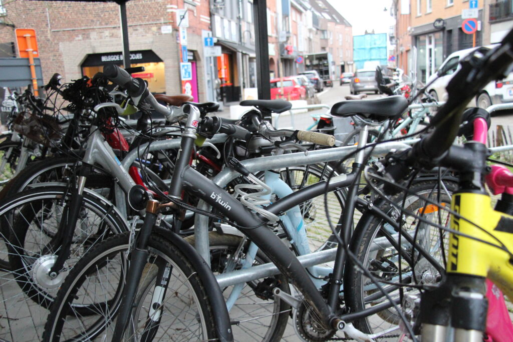 ©Tervuren+ The new alternative bike parking is located at the far end of the street. Local cyclists claim the alternative is often filled with bicycles belonging to children from the Steinerschool and local residents.