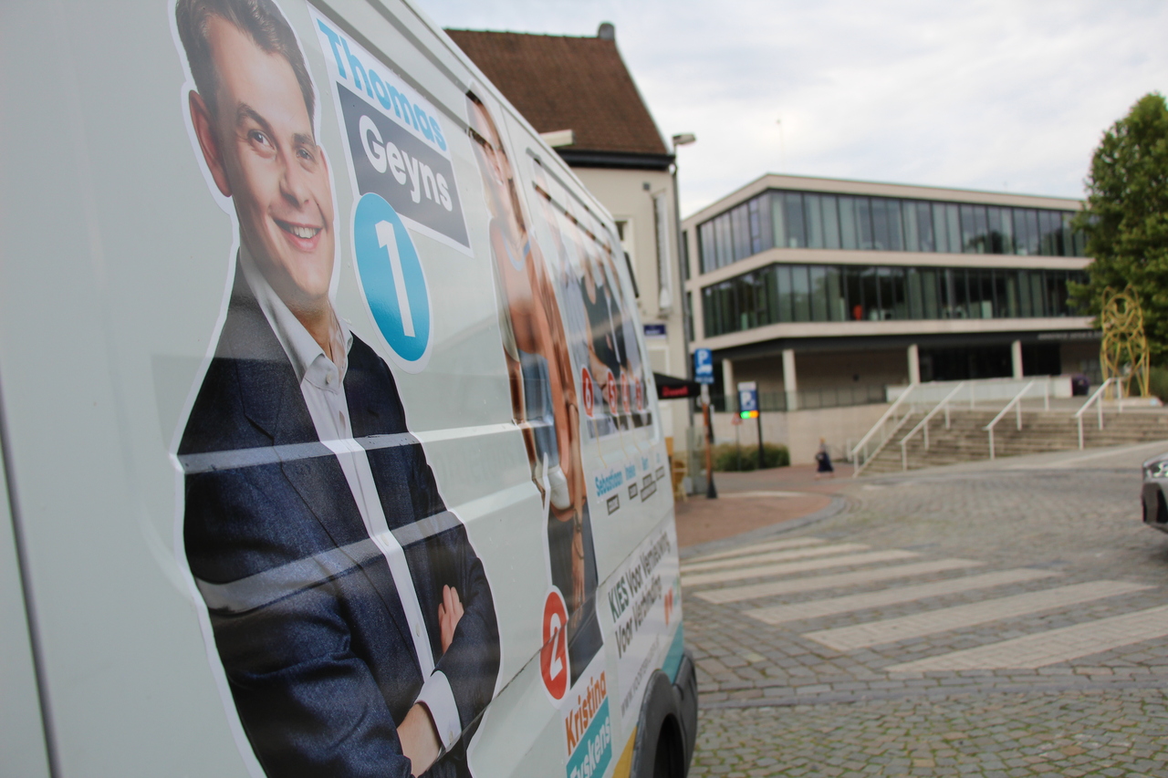 Thomas Geyns during the electoral campaign with town hall in the background.