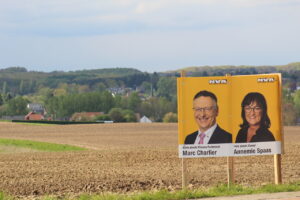 N-VA's two alderpersons are ex-mayor Marc Charlier and Annemie Spaas, the wife of former mayor and current Vlaams-Brabant governor Jan Spooren.