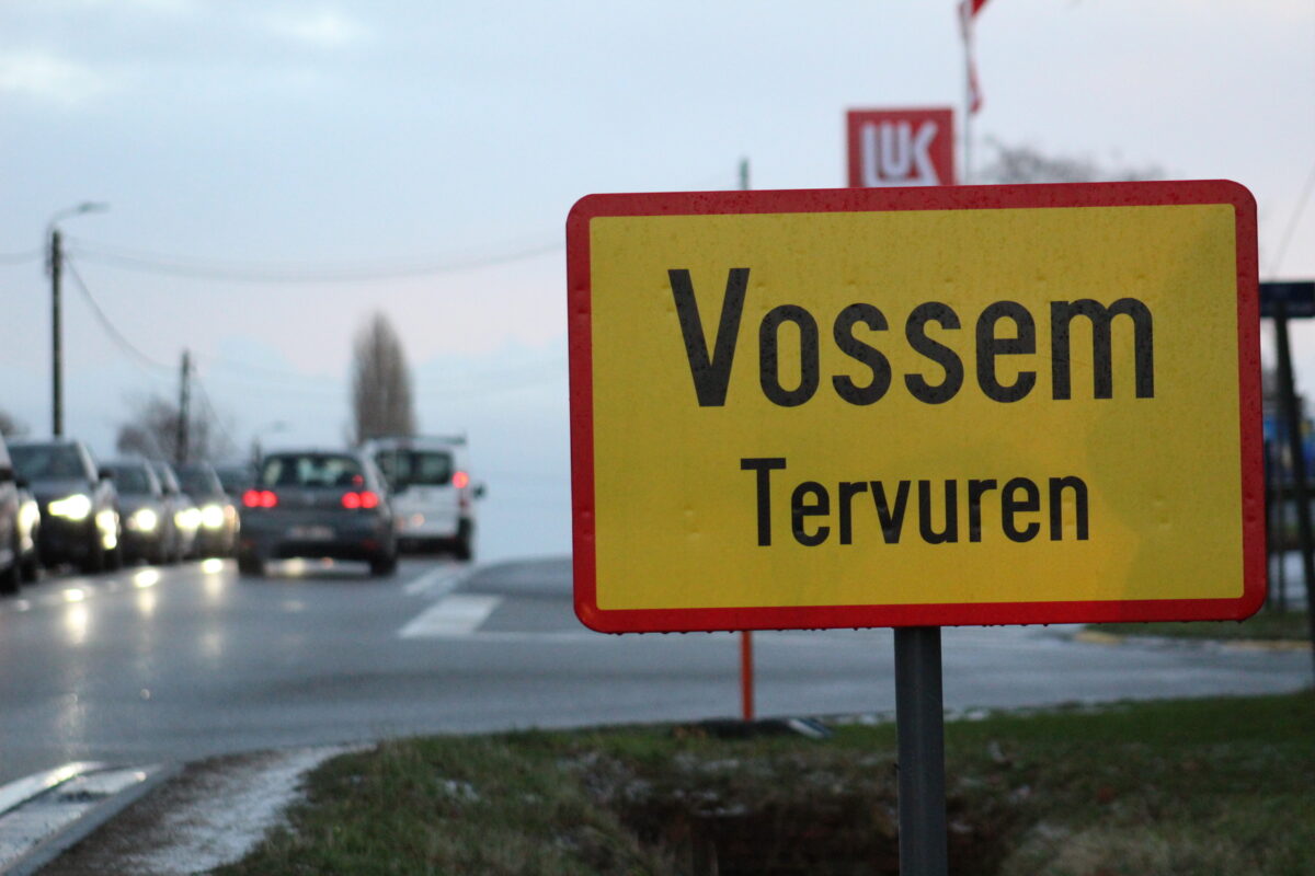 ©Tervuren+ Photo of Vossem/Tervuren sign along the N3 with no footpath.